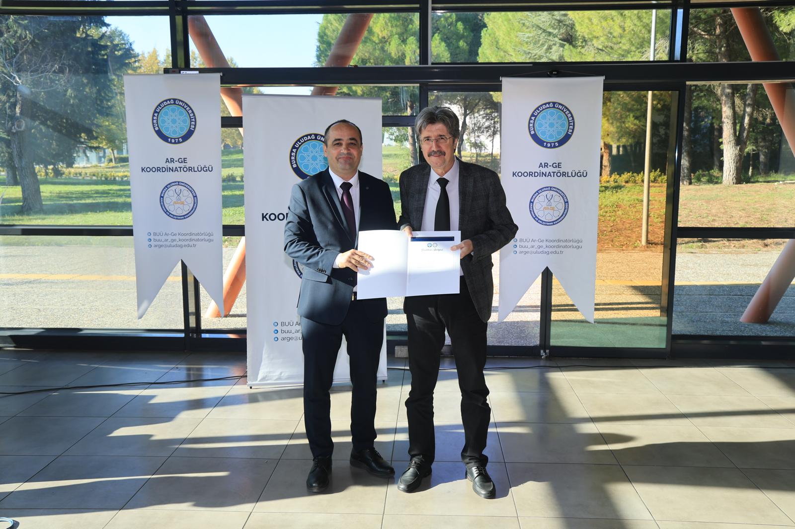 Yüksekokul Müdürümüz Prof.Dr.Nazmi İZLİ BUÜ'de  başarılı akademisyenlerine verilen başarı belgesini aldı.